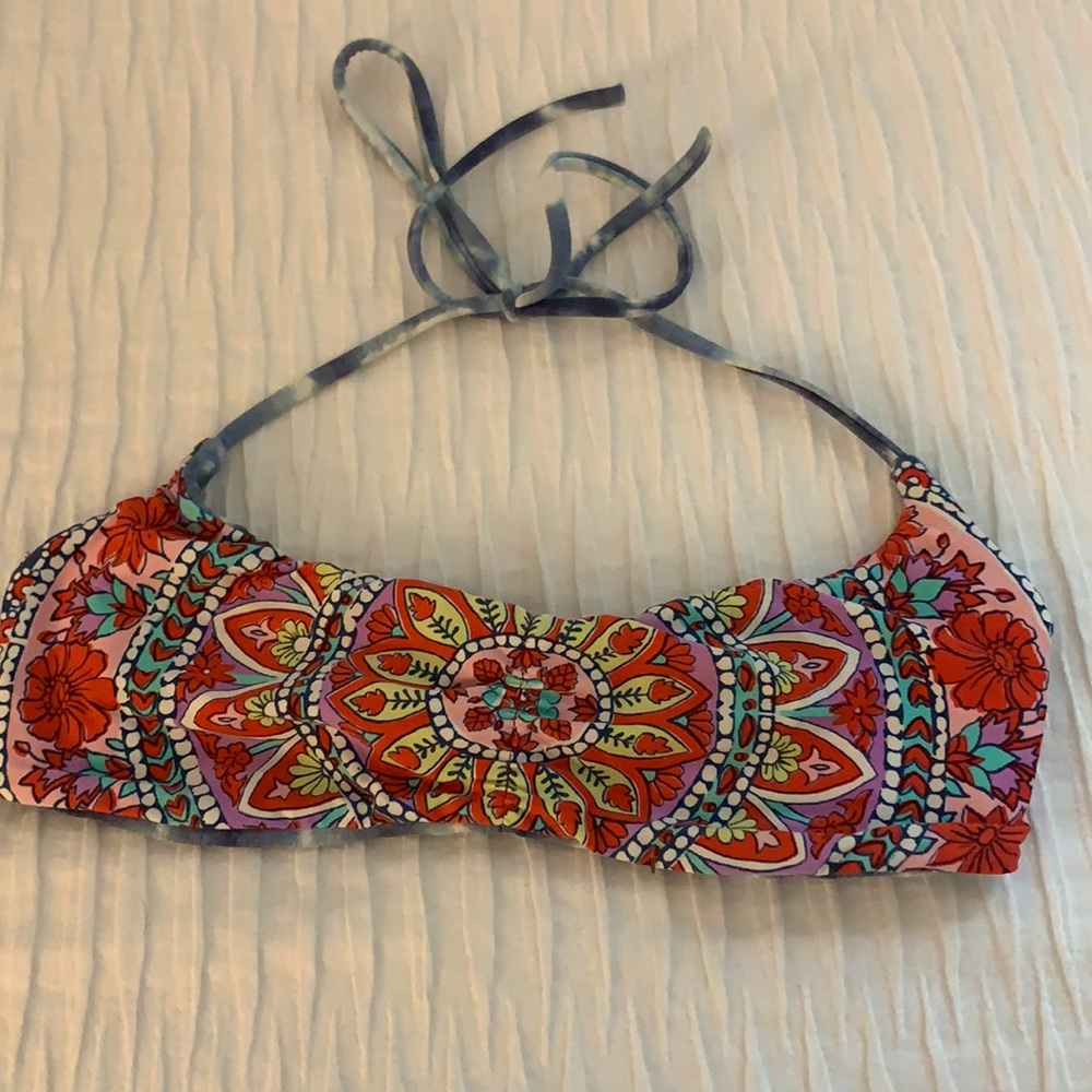 Reversible patterned billabong bikini top.